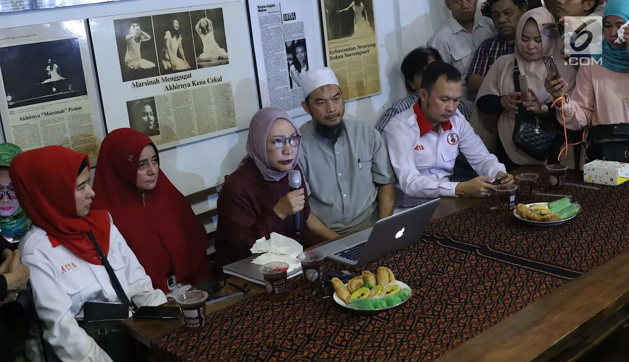 Aktivis Ratna Sarumpaet menyampaikan keterangan kasus penganiayaan yang dialaminya, Jakarta, Rabu (3/10). Ratna mengakui tidak ada penganiayaan yang diterimanya seperti kabar yang berkembang beberapa waktu terakhir. (Liputan6.com/Immanuel Antonius)