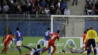 Kiper Malaysia, Khairul Fahmi, kebobolan saat melawan Palestina pada laga Kualifikasi Piala Dunia 2018 di Yordania, Kamis (12/11/2015). Sepak bola Malaysia kini sedang berada pada masa sulit. (AFP/Khalil Mazraawi)