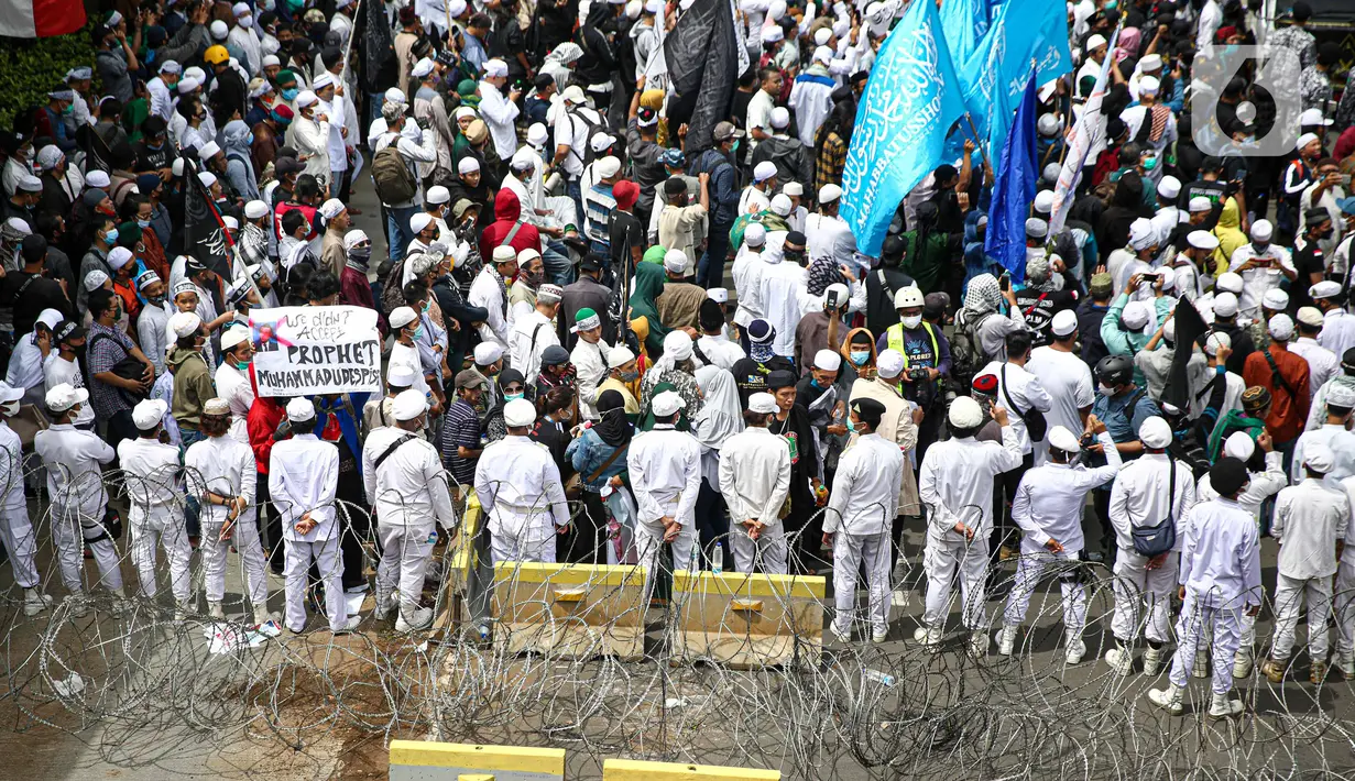 Massa demonstran dari gabungan elemen Islam menggelar aksi damai mengecam Presiden Prancis Emmanuel Macron di kawasan Sarinah, Jakarta, Senin (2/11/2020). Mereka datang dengan berbagai atribut mengecam pernyataan presiden Emmanuel Macron yang dianggap menghina Islam. (Liputan6.com/Faizal Fanani)