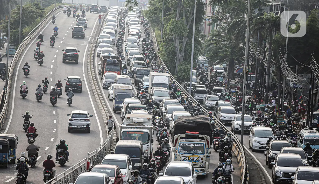 Sejumlah kendaraan bermotor terjebak kemacetan di Jalan K.H. Abdullah Syafei, Jakarta, Jumat (22/7/2022). Aturan tentang pajak kendaraan ini sesuai dengan ketentuan dalam Pasal 74 Undang-Undang Nomor 22 Tahun 2009 tentang Lalu Lintas dan Angkutan Jalan. (Liputan6.com/Faizal Fanani)