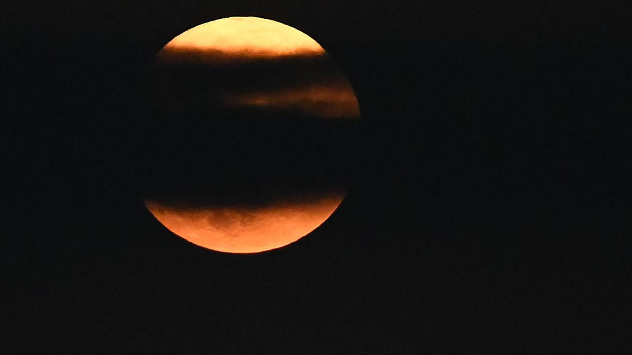 Cahaya yang dihasilkan dari fenomena Supermoon ini lebih cerah dari biasanya.

Pada fenomena ini kecerahan bulan mengalami peningkatan hingga 30 persen.
