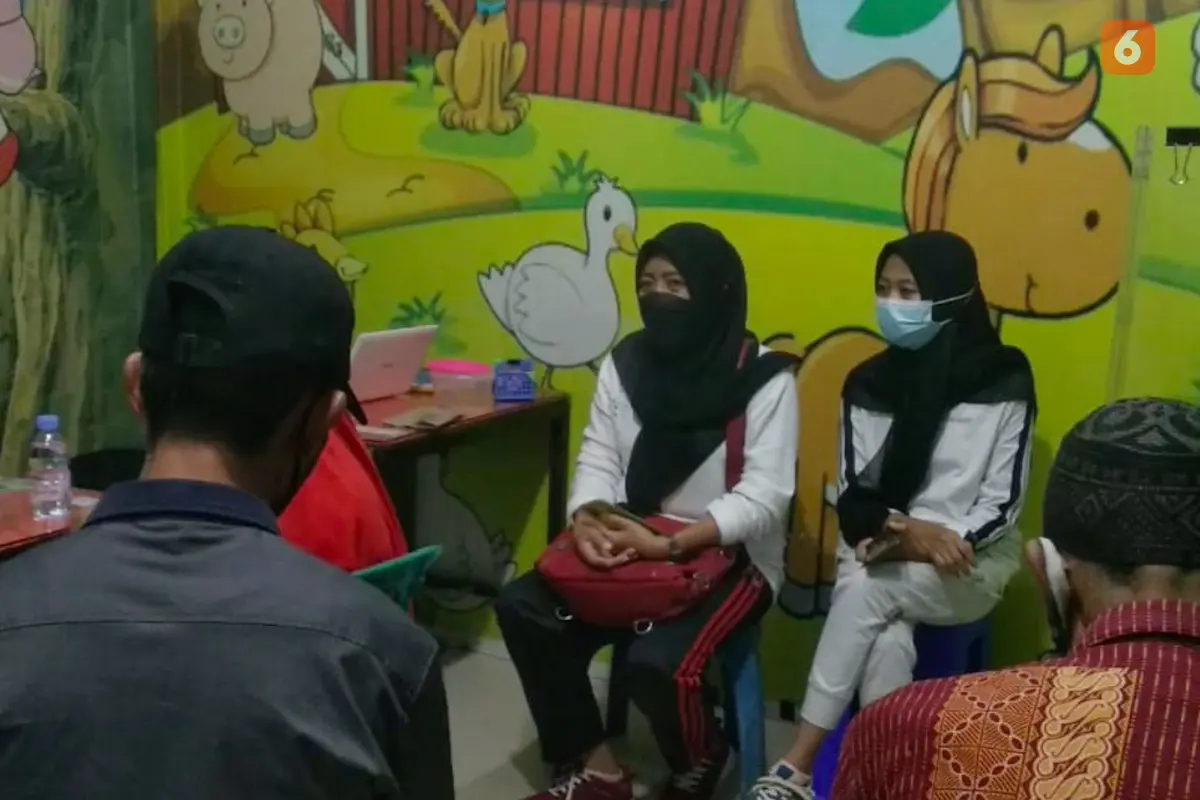 WL dan keluarga saat melapor ke Polres Gowa (Liputan6.com/Fauzan)