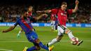 Gelandang Barcelona, Arda Turan, berusaha menahan laju bek Alaves, Raul Garcia. Pada laga ini Barca menggunakan formasi 4-3-3 sementara lawannya, Alaves, memakai skema 5-4-1. (Reuters/Albert Gea)
