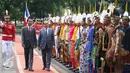 Presiden Jokowi dan Presiden Prancis Francois Hollande memeriksa pasukan kehormatan pada Upacara Kenegaraan di Istana Merdeka, Jakarta, Rabu (29/3). Kehadiran Presiden Hollande diiringi pasukan nusantara dan dan marching band. (Liputan6.com/Angga Yuniar)