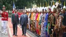 Presiden Jokowi dan Presiden Prancis Francois Hollande memeriksa pasukan kehormatan pada Upacara Kenegaraan di Istana Merdeka, Jakarta, Rabu (29/3). Kehadiran Presiden Hollande diiringi pasukan nusantara dan dan marching band. (Liputan6.com/Angga Yuniar)