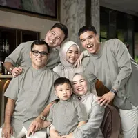 Menyambut hari lebaran yang penuh sukacita, berikan senyuman kebahagiaan terbaik dari seluruh keluarga. Pose foto dari keluarga Fuji memiliki proposi yang menarik. Kedua orang tua duduk dengan manis, dikelilingi anak terkasih. Tak lupa, Gala dipangku oleh sang nenek. Pose ini cocok untuk memperlihatkan harmonisasi kasih sayang keluarga. (Foto: Instagram/@fuji_an x @fransfaisal_ x @fadlyfsl x @dewizuhriarti x @galasky)