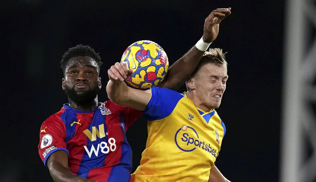 Gelandang Southampton James Ward-Prowse berebut bola dengan penyerang Crystal Palace Odsonne Edouard pada pertandingan pekan ke-17 Liga Inggris di Selhurst Park, London, Kamis (16/12/2021) dini hari WIB). Laga antara Crystal Palace vs Southampton berbagi poin dengan skor 2-2.  (Adam Davy/PA via AP)