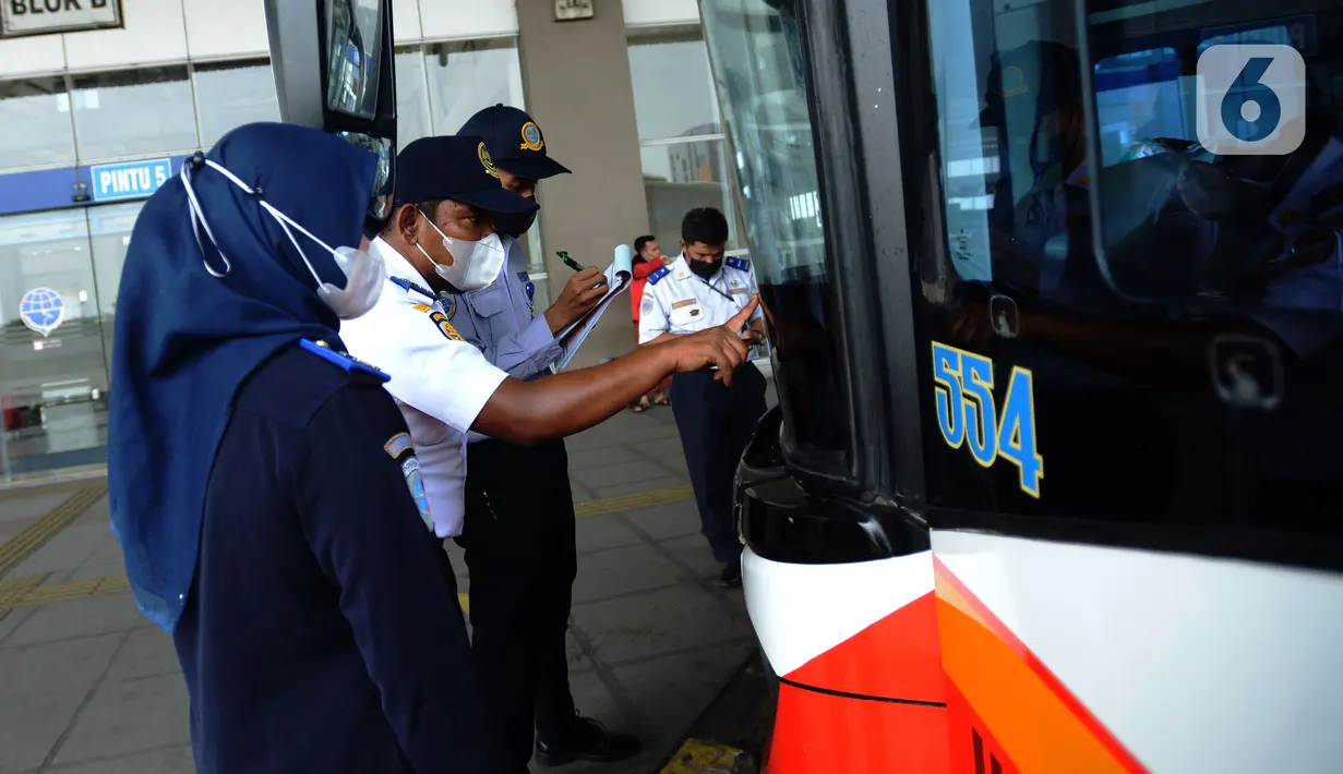 Petugas mengecek bus di Terminal Bus Pulogebang, Jakarta, Selasa (19/4/2022). Dalam dua pekan menjelang Idul Fitri 1443 H, para penumpang antar kota dan antar provinsi (AKAP) masih belum mengalami kenaikan pemudik dalam keberangkatan armada bus data hari ini. (merdeka.com/Imam Buhori)