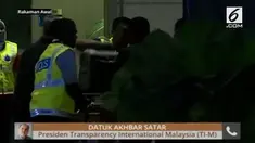 Polisi Malaysia berhasil menggeledah tiga apartemen yang dimiliki keluarga mantan Perdana Menteri Malaysia Najib Razak di sebuah kondominium mewah, Kuala Lumpur.