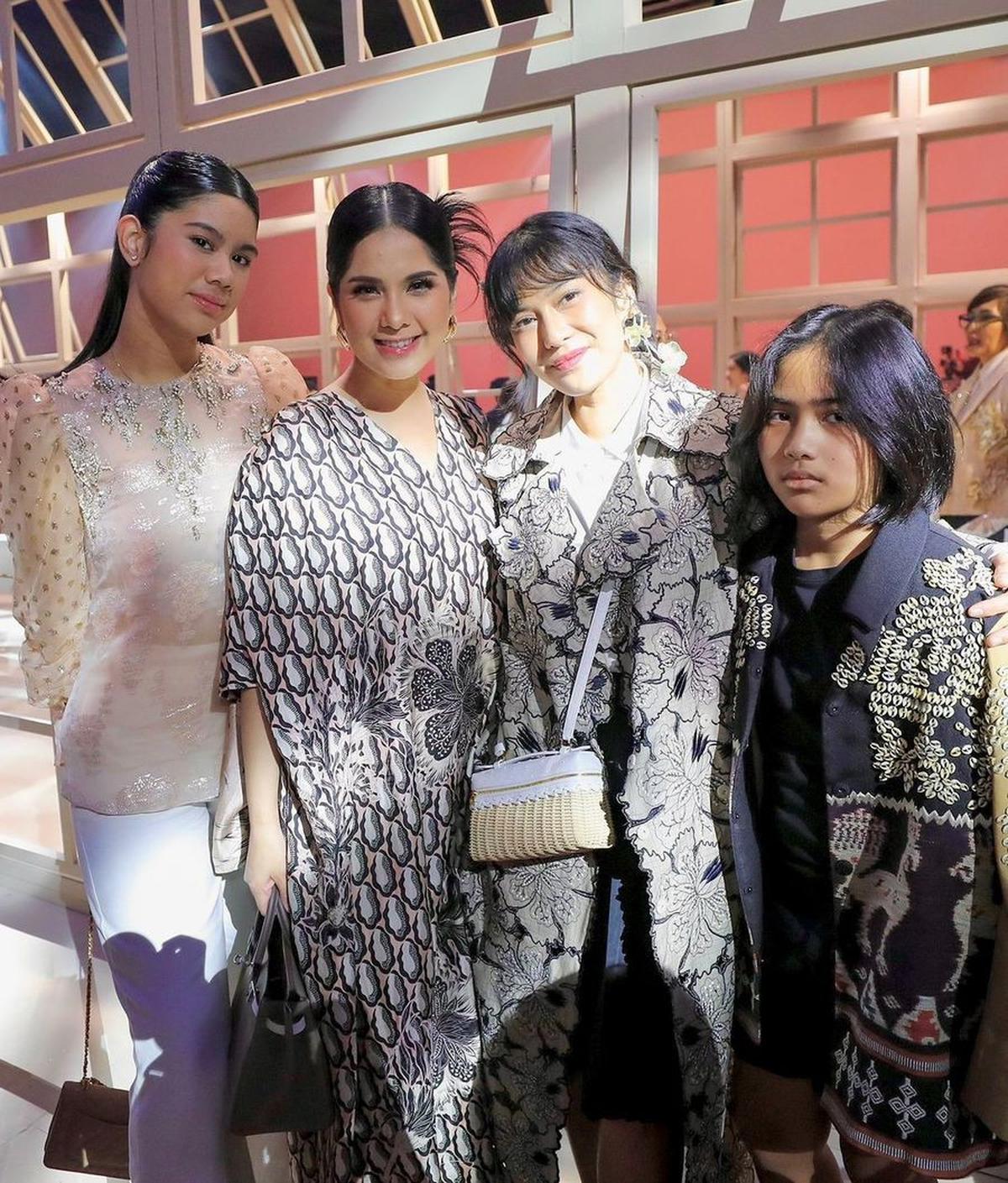Annisa dan Aira berfoto dengan Dian Sastrowardoyo, yang ternyata juga mengajak putranya, Ishana, dalam kesempatan tersebut.<br>