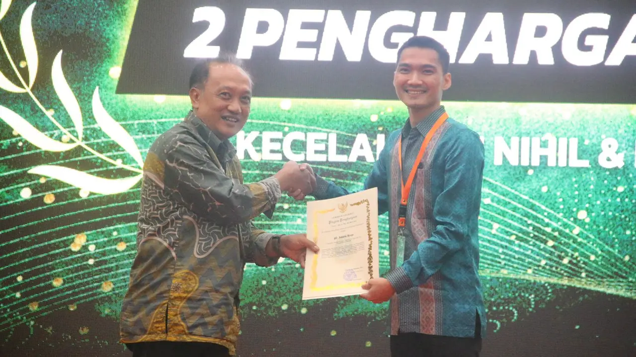 PT Amarta Karya (Persero) bersama 123 Perusahaan lain mendapatkan Penghargaan Keselamatan dan Kesehatan Kerja (K3) dari Dinas Tenaga Kerja dan Transmigrasi (Disnakertrans) Pemerintah Provinsi Jawa Barat di Hotel Horison Bandung, Jawa Barat (Istimewa)