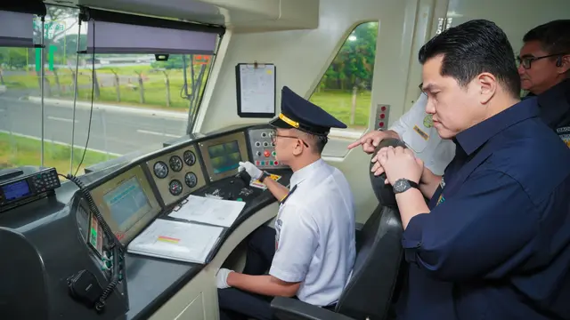 Menteri BUMN Erick Thohir menjajal kereta bandara dari Bandara Internasional Soekarno-Hatta menuju Stasiun BNI City, Jakarta, Rabu (1/1/2025). (Dok Kementerian BUMN)