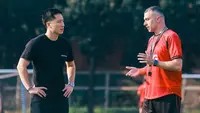 Arthur Irawan memantau jalannya pemusatan latihan Persik Kediri di Solo. (Doc Persik)