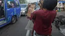 Pengendara motor membawa kambing kurban yang dibeli untuk diantarkan kepada konsumen di kawasan Tanah Abang, Jakarta Pusat, Minggu (16/6/2024). (merdeka.com/Arie Basuki)