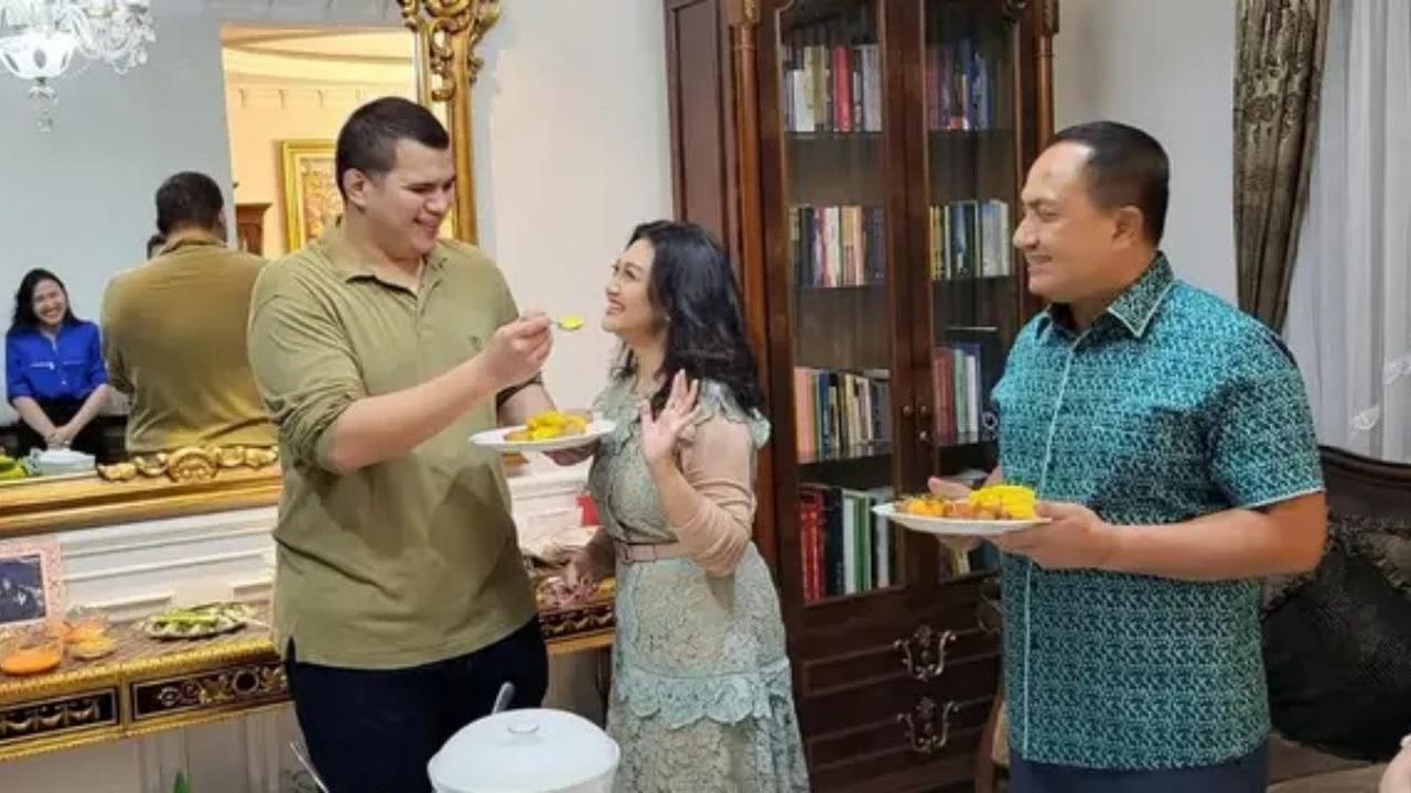 8 Potret Kedekatan Bella Saphira dengan Putra Sambungnya