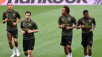 Pemain Arsenal, Pierre-Emerick Aubameyang, Henrikh Mkhitaryan, Alex Iwobi dan Ainsley Maitland-Niles melakukan pemanasan selama latihan di stadion Mestalla, Spanyol (8/5/2019). Arsenal akan bertanding melawan Valencia pada leg kedua babak semifinal Liga Europa di Mestalla. (AFP Photo/Jose Jordan)