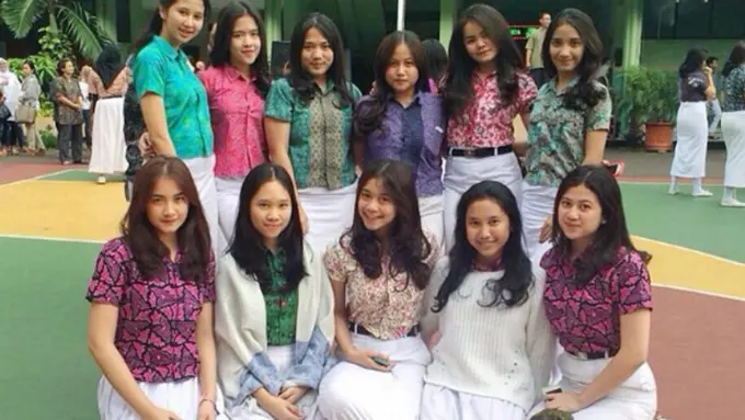 Begini Nih Tampilan Anak SMA Kalau Pakai Batik