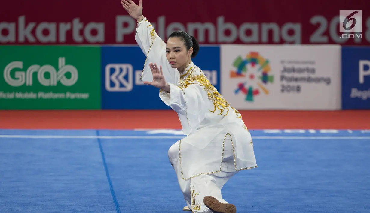 Atlet wushu Indonesia, Lindswell Kwok beraksi pada Asian Games 2018 di JIExpo, Kemayoran Jakarta, Minggu (19/8). Sukses mengumpulkan poin tertinggi, atlet cantik ini berpeluang meraih emas dari nomor Taijiquan dan Taijijian. (Bola.com/Vitalis Yogi Trisna)