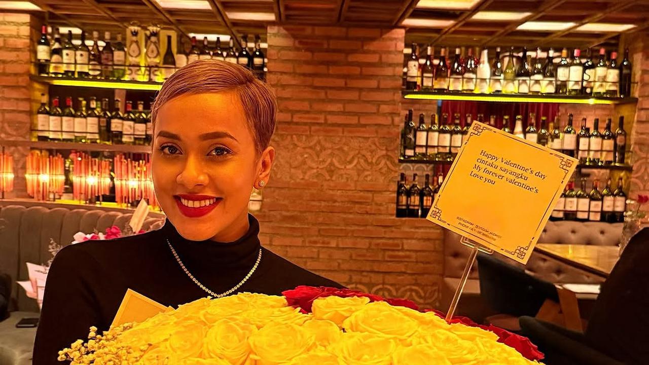 Potret Romantis Kimmy Jayanti Dinner Bareng Greg Nwokolo, Dapat Hadiah Bunga