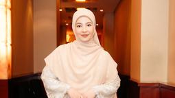 Natasha Rizky tampil cantik dengan gaun dari Lace by Artkea. Wajahnya dipoles oleh MUA Rara Chintya, Natasha Rizky pancarkan pesona di malam gala premiere ini. Mantan istri Desta ini mengenakan jilbab yang dari brand miliknya – Alur Cerita. Kembali ke layar lebar, tak sedikit penggemar yang sangat menantikan film yang disutradarai oleh Indra Gunawan ini. (Liputan6.com/IG/@natasharizkynew)