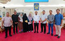 Gubernur Sulsel Serahkan Bantuan Korban Kapal Tenggelam Pangkep, Jamin Beasiswa Anak
