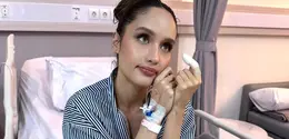 Cinta Laura sukses mencuri perhatian usai membagikan potret dirinya menjalani perawatan di rumah sakit dengan makeup yang tetap on point. [@claurakiehl].