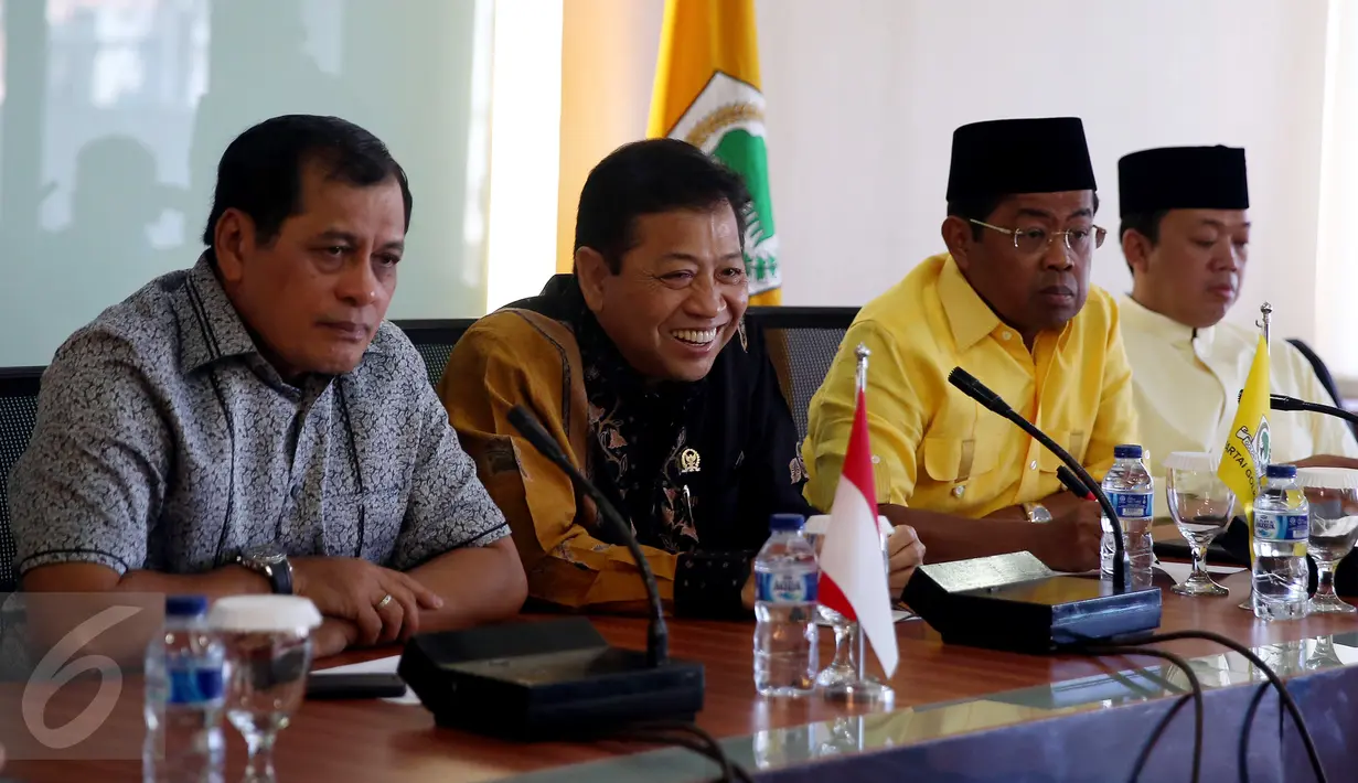 (ki-ka) Nurdin Halid, Setya Novanto, Idrus Marham dan Nusron Wahid saat memberikan keterangan mengenai pelaksanaan Pilkada Serentak tahun 2017 di Kantor DPP Partai Golkar, Slipi, Jakarta, Jumat (17/2).  (Liputan6.com/Johan Tallo)