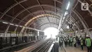 Pengunjung saat berada di peron Stasiun Light Rail Transit (LRT) Jabodebek Ciliwung, Jalan MT Haryono, Jakarta, Rabu (15/3/2023). (merdeka.com/Iqbal S. Nugroho)