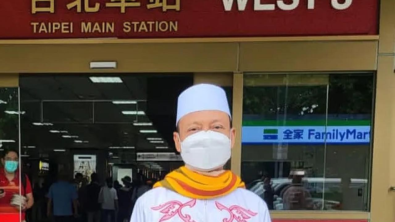 Momen Ustadz Kondang Pijat Kaki Sang Ibu Sembari Duduk di Lantai, Beri Pesan Penuh Makna