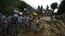 Tim SAR saat mencari korban yang tertimbun bangunan pasca longsor di Desa Lumle, Nepal (30/7/2015). Tanah longsor yang dipicu hujan deras tersebut menewaskan sedikitnya 30 orang dan menghacurkan puluhan rumah. (REUTERS/Navesh Chitrakar)