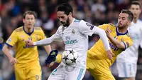 Gelandang Real Madrid, Isco berebut bola dengan pemain Juventus, Miralem Pjanic pada leg kedua babak perempat final Liga Champions di Santiago Bernabeu, Rabu (11/4). Real Madrid melaju ke semifinal meski kalah 1-3 dari Juventus. (JAVIER SORIANO/AFP)