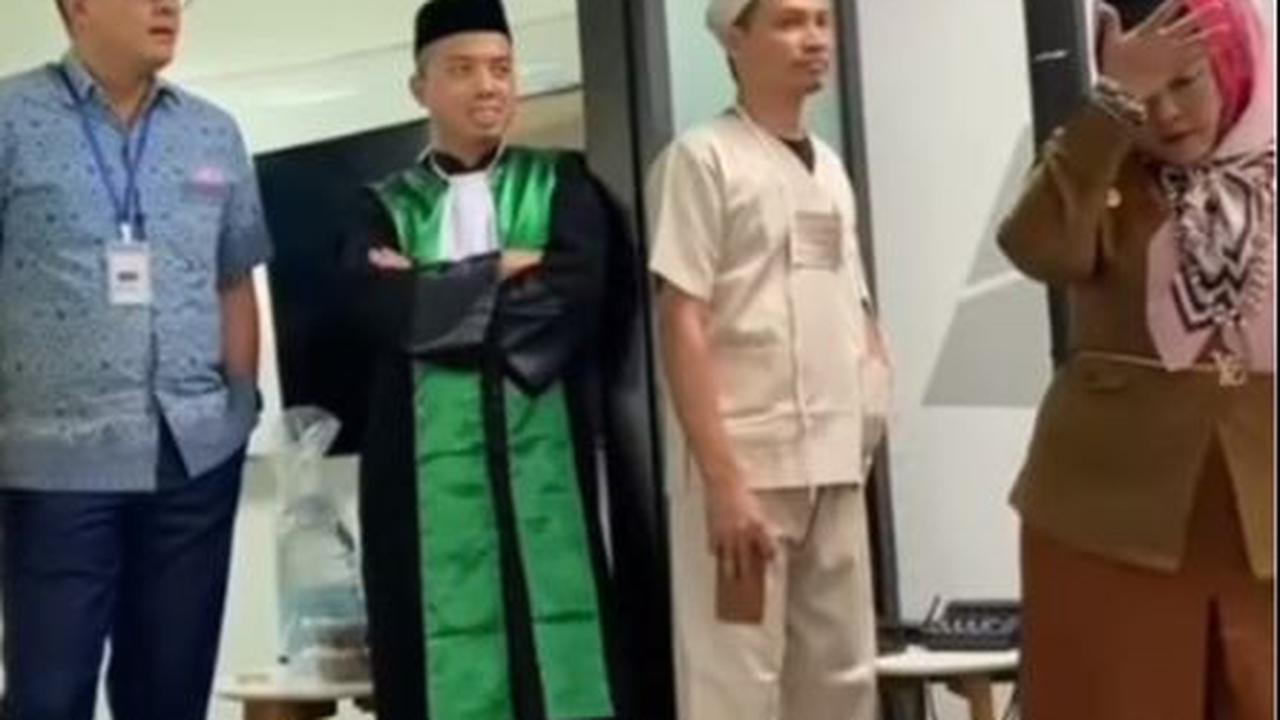 Masih ada banyak lagi gaya unik karyawan yang melakukan cosplay. Ada yang menjadi hakim, suir taksi, perawat rumah sakit, hingga pejabat daerah. Semuanya sukses mengocok perut siapa saja yang melihatnya.