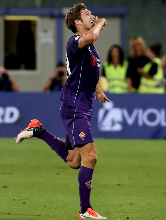 Bek Fiorentina Marcos Alonso melakukan selebrasi setelah mencetak gol ke gawang AC Milan pada pertandingan Liga Italia di stadion Florence, Italia, (23/8/2015). Gol Fiorentina dicetak Marcos Alonso dan Josip Ilicic. (REUTERS/Alessandro Bianchi)