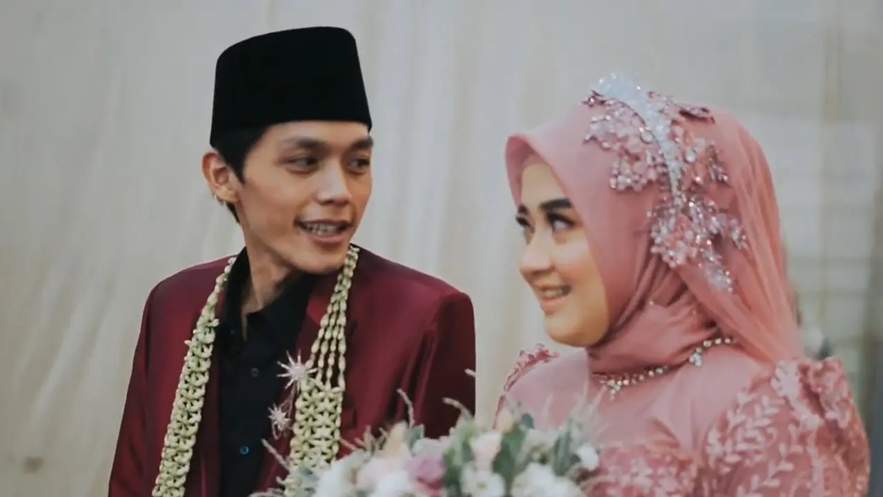 5. Busana Pengantin yang Dikenakan Gus Iqdam dan Ning Nila Sangat Serasi (SS: YT. Gus Iqdam Official)