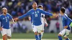 Penyerang Italia, Lorenzo Pellegrini melakukan selebrasi setelah mencetak gol pertama bagi timnya pada laga FIFA Matchday melawan Ekuador di Red Bull Arena di Harrison, New Jersey, pada 24 Maret 2024. (Charly TRIBALLEAU/AFP)