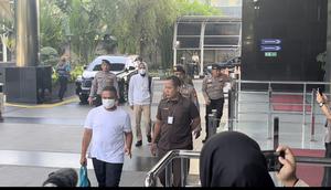 Penampakan Gubernur Riau Saat Tiba di KPK