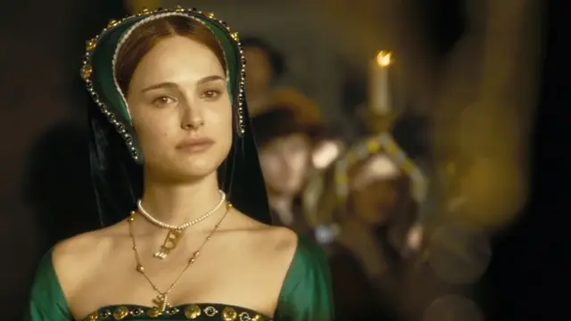 Natalie Portman sebagai Anne Boleyn di film The Other Boleyn Girl.