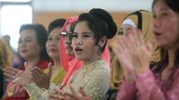 Mary Jane Fiesta Veloso (tengah) saat mengkuti perayaan hari kartini di Lapas Wirogunan,Yogyakarta, (23/4). Mengenakan kebaya berwarna putih, Mary tampak ceria mengikuti kegiatan yang diadakan di Lapas Wirogunan. (Boy Harjanto)