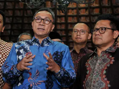 Ketum PAN Zulkifli Hasan didampingi Ketum PKB Muhaimin Iskandar dan Ketum PPP Romahurmuziy memberi keterangan usai rapat konsolidasi di kediaman Presiden ke-6 Susilo Bambang Yudhoyono di Puri Cikeas, Bogor, Kamis (22/9). (Liputan6.com/Gempur M Surya)