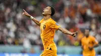 Pemain Belanda, Cody Gakpo merayakan gol pertama timnya ke gawang Qatar saat matchday ketiga Grup A Piala Dunia 2022 yang berlangsung di Stadion Al Bayt, Selasa (29/11/2022). (AP/Moises Castillo)