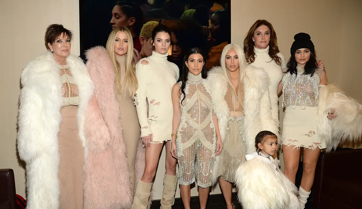 "Benar-benar mimpi buruk. Mereka semua tak sepakat dalam hal apapun untuk Hari Ayah," ujar seorang sumber. (StyleCaster)