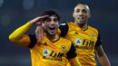 Gelandang Wolverhampton Wanderers, Pedro Neto (kiri), merayakan gol bersama rekannya dalam laga lanjutan Liga Inggris 2020/21 pekan ke-9 di Emirates Stadium, London, Minggu (29/11/2020) waktu setempat. Wolverhampton mengalahkan Arsenal 2-1. (AFP/Julian Finney/Pool)