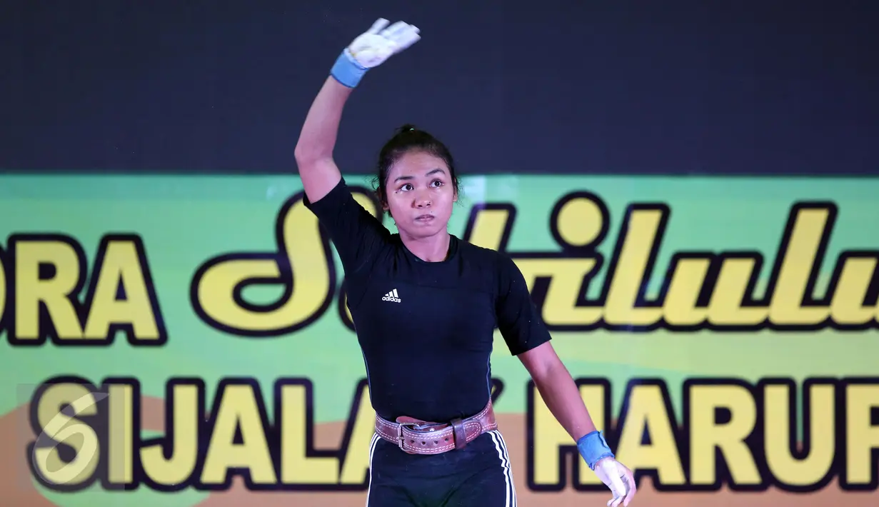 Lifter Jatim, Acchedya Jagaddhita melambaikan tangan usai melakukan angkatan clean and jerk kelas 58kg PON XIX di Gymnasium Si Jalak Harupat, Kab Bandung, Rabu (21/9). Acchedya meraih emas dengan total angkatan 201kg. (Liputan6.com/Helmi Fithriansyah)