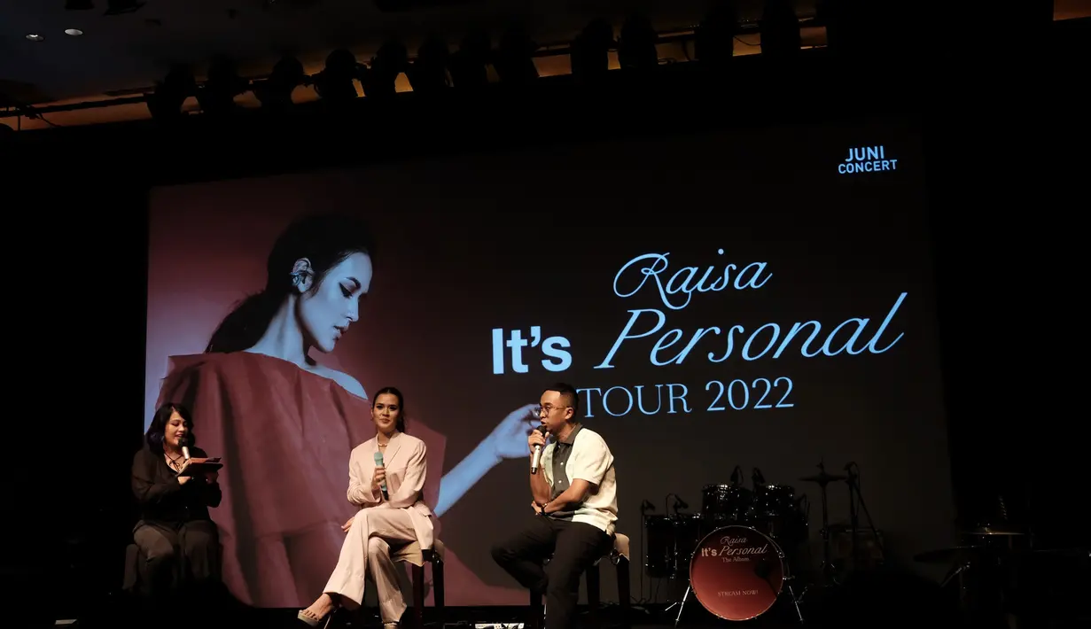 Sempat menunda konser akbarnya di GBK, Raisa berharap bisa melangsungkan tur untuk album kali ini. Namun detail mengenai rencana konser ini masih belum bisa dibagikan. (Nizar Zulmi/Fimela.com)