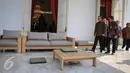 Presiden Joko Widodo (kiri) ditemani para pengurus untuk memulai proses pencetakan kaki dan tangannya di Istana Merdeka, Jakarta, Selasa (13/10/2015). Cetakan tersebut akan diletakkan di Taman Pintar Yogyakarta. (Liputan6.com/Faizal Fanani)   