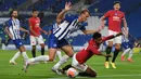 Striker Manchester United, Marcus Rashford, berebut bola dengan pemain Brighton pada laga Premier League pekan ke-32 di Stadion Falmer, Rabu (1/7/2020) dini hari WIB. Manchester United menang 3-0 atas Brighton. (AFP/Andy Rain/pool)