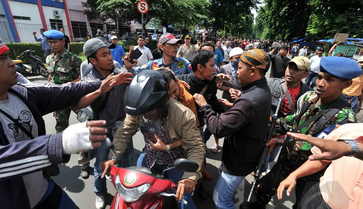 Petugas Pengadilan Jakarta Utara terpaksa diamankan menghindari amukan warga yang menghadang eksekusi lahan di kompleks TNI AL, Boulevard, Kelapa Gading, Jakarta, Rabu (14/1/2015). (Liputan6.com/Johan Tallo)
