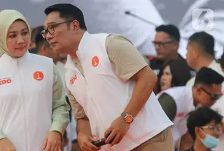 Saat kampanye akbar pertamanya di Kawasan Cengkareng, Ridwan Kamil ditemani istrinya, Atalia Praratya. (Liputan6.com/Herman Zakharia)