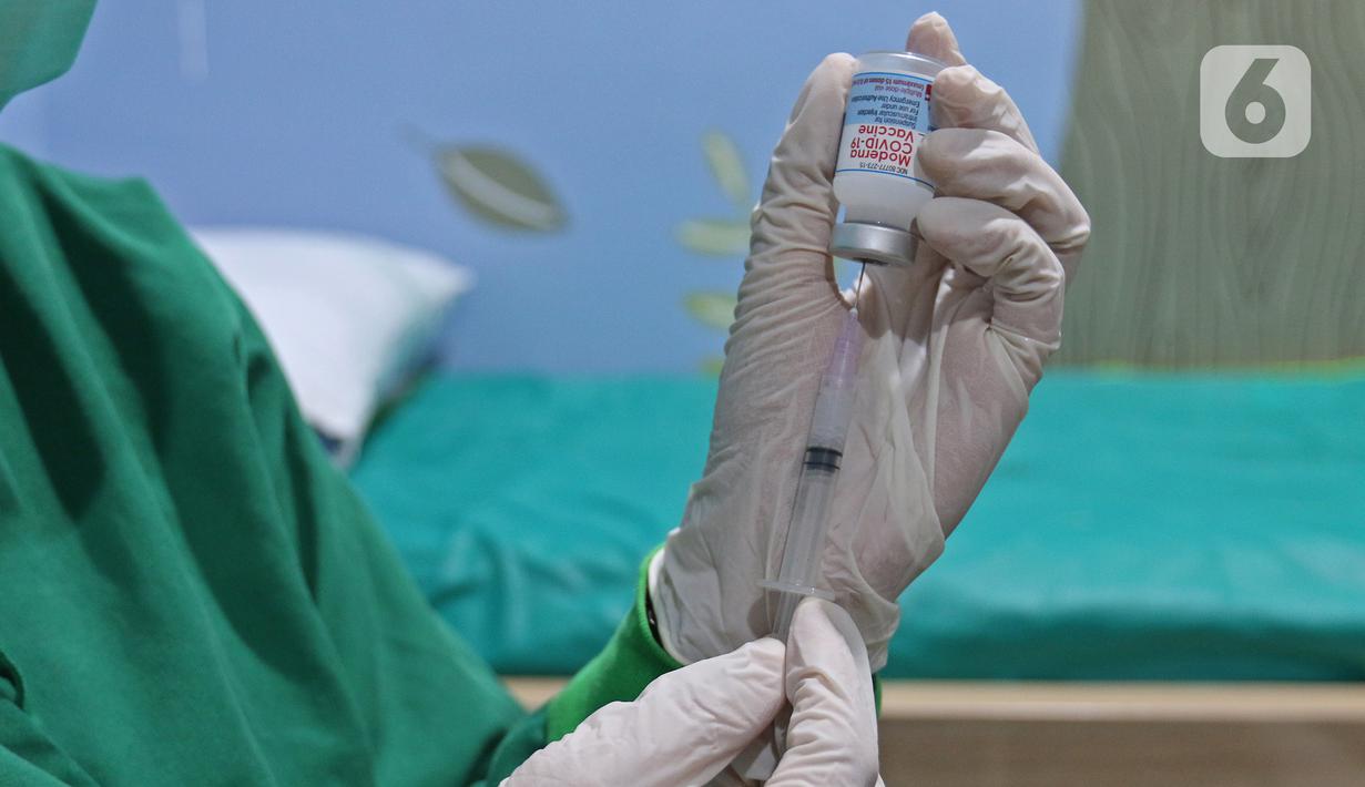 Petugas menyiapkan vaksin covid-19 moderna di RSUD Pasar Minggu, Jakarta, Selasa (25/8/2021). Layanan vaksin Moderna di Jakarta diberikan untuk masyarakat yang tidak bisa menggunakan vaksin AstraZenecca dan Sinovac berdasarkan surat keterangan dari fasilitas kesehatan. (Liputan6.com/Herman Zakharia)