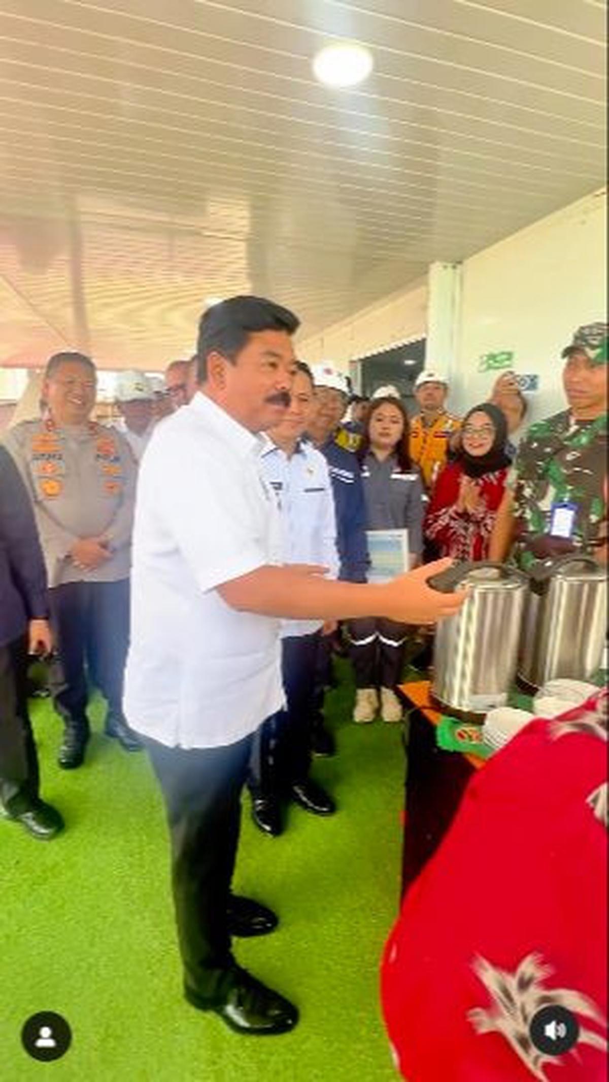 "Yang penting membesarkan anak supaya anaknya nanti bisa menjadi orang yang sesuai dengan cita-citanya," kata Hadi ke semua prajurit dan keluarganya.  <br>